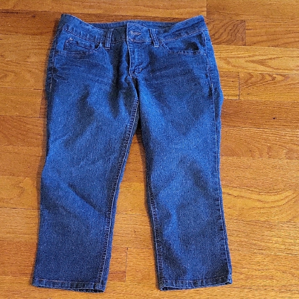 Body Central Blue Capri Jeans. Stretch Material